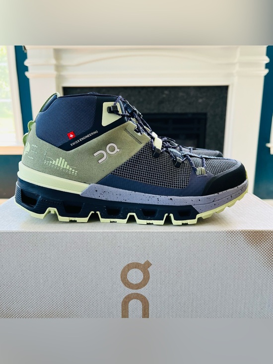 On Running Shoes - Sz 5.5 On Women's Cloudtrax Hiking boots Reseda/Lavender (Youth 4)